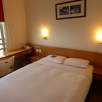 部屋の広さは標準。ダブルベッドも広々。