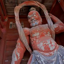 山門に立つ仁王像