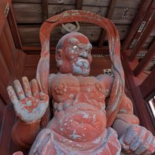 山門に立つ仁王像