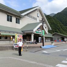 黒部峡谷鉄道「宇奈月駅」の正面入口です。