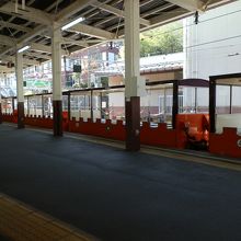 宇奈月駅のホームです。トロッコ車両が停車しています。