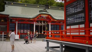 朱色鮮やかな神社