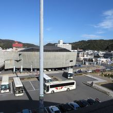 建物正面（東）側。前に人形座、人形座の後ろが高速バスのバス停