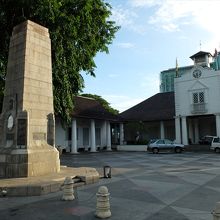 旧裁判所正面と、入口広場前の記念塔。