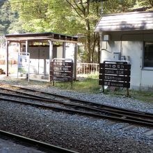 猫又駅です。関西電力の看板もありました。