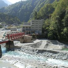 発電所の中に伸びる線路と黒部川。