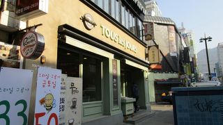 Tout les Jours 西面店　おいしいパンが並んでます。