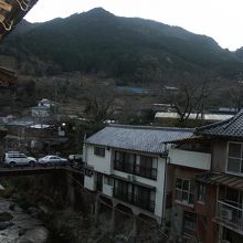 窓外は、温泉街の向うに落ち着く田舎の風景が広がる