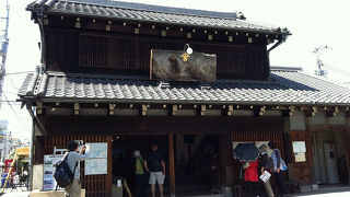 けっこう歩きますが、観光客多し。