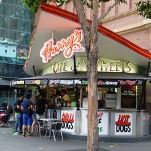 すぐ横を路面電車が通過します！