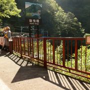 急峻な谷、絶景が見える駅「黒薙駅」