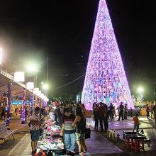 スクエア・タワー脇広場に出たクリスマス・マーケット（？）