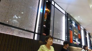 阪急うめだ本店で買い物につかれたら，ここで休もう．