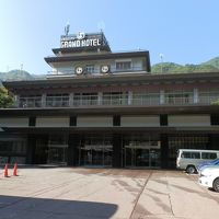 宇奈月グランドホテルの玄関前