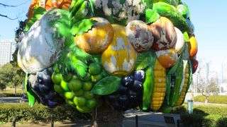 沢山のフルーツがなった大きな木のオブジェ