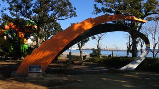 虹をイメージしたオブジェ