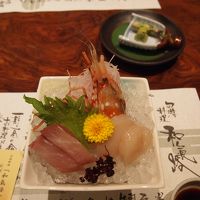 夕食の刺身。生わさびと白ボタンエビが美味でした。