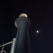 灯台、日の出、月にニャンズ