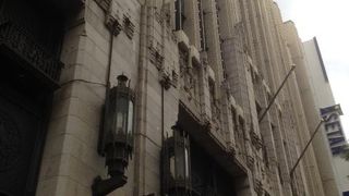 時には外からじっくりとその垂直性を眺めてみるのもよし。