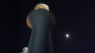 灯台、日の出、月にニャンズ