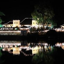 夜のサラワク川の水面に映るイスタナ