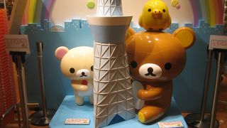 スカイツリーにしがみついたリラックマが目印