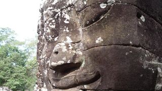 巨大な顔が沢山