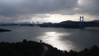 瀬戸大橋と瀬戸内海が見渡せる