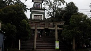 ステンドグラスの神門で有名。