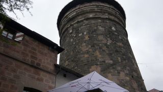 どっしりとした重厚感のある街のシンボル的な塔がある門です