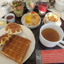 ワッフル3種＋ドリンク付き920円だよ！