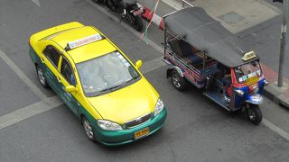 日本でいう渋谷？　すごい人、都会、タクシー