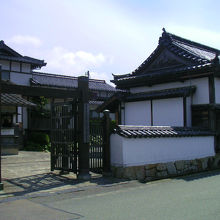 長屋入口の木戸