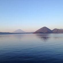 夕暮れの洞爺湖
