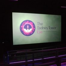 ４Ｄシネマを見ます。内容はシドニー市内観光です。