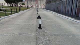 巨大な要塞。日差しよけは必携