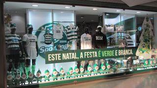 スーパーなども入っていて生活と密着しているスタジアム