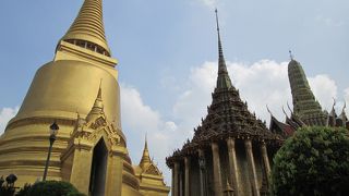 プラ モンドップ (ワット プラケオ内)