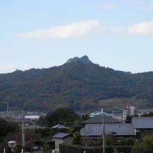 山頂がとがっています