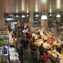 活気ある市場内