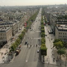 シャンゼリゼ通りを見下ろす