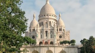 パリを見下ろす寺院