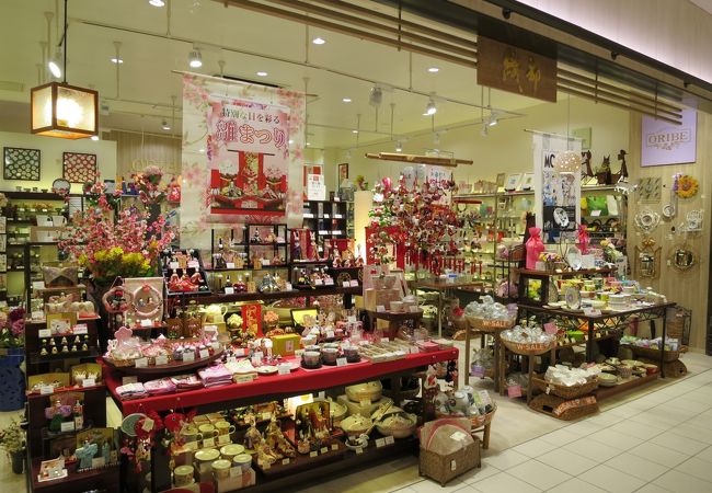 3F、和雑貨や陶器などが揃うお店