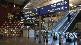 とにかく広いハブ空港