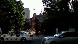 建物前の庭が綺麗でした