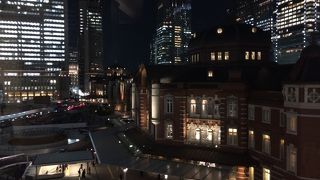 駅舎が間近に見えます