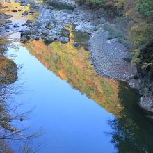 川面に映える紅葉。