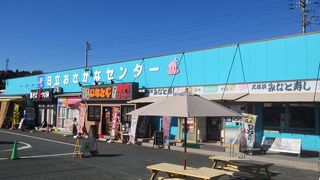 市場のある大きな施設
