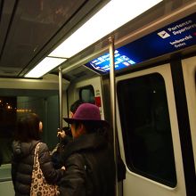 空港のターミナルとゲートを繋ぐ電車