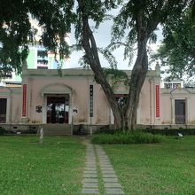 元は中国人商工会議所だった建物を、現在の文物館にしています。